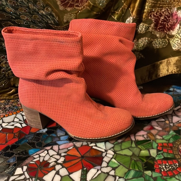 Women’s Pull On Boots - Picture 2 of 5